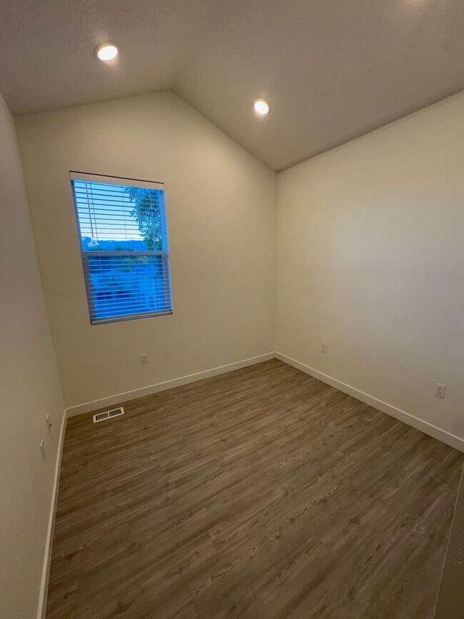 Foto del edificio - Move In Before School Starts! 4 Weeks Free + $0 Down Deposit OAC | 3 Bed Townhome in South Ogden