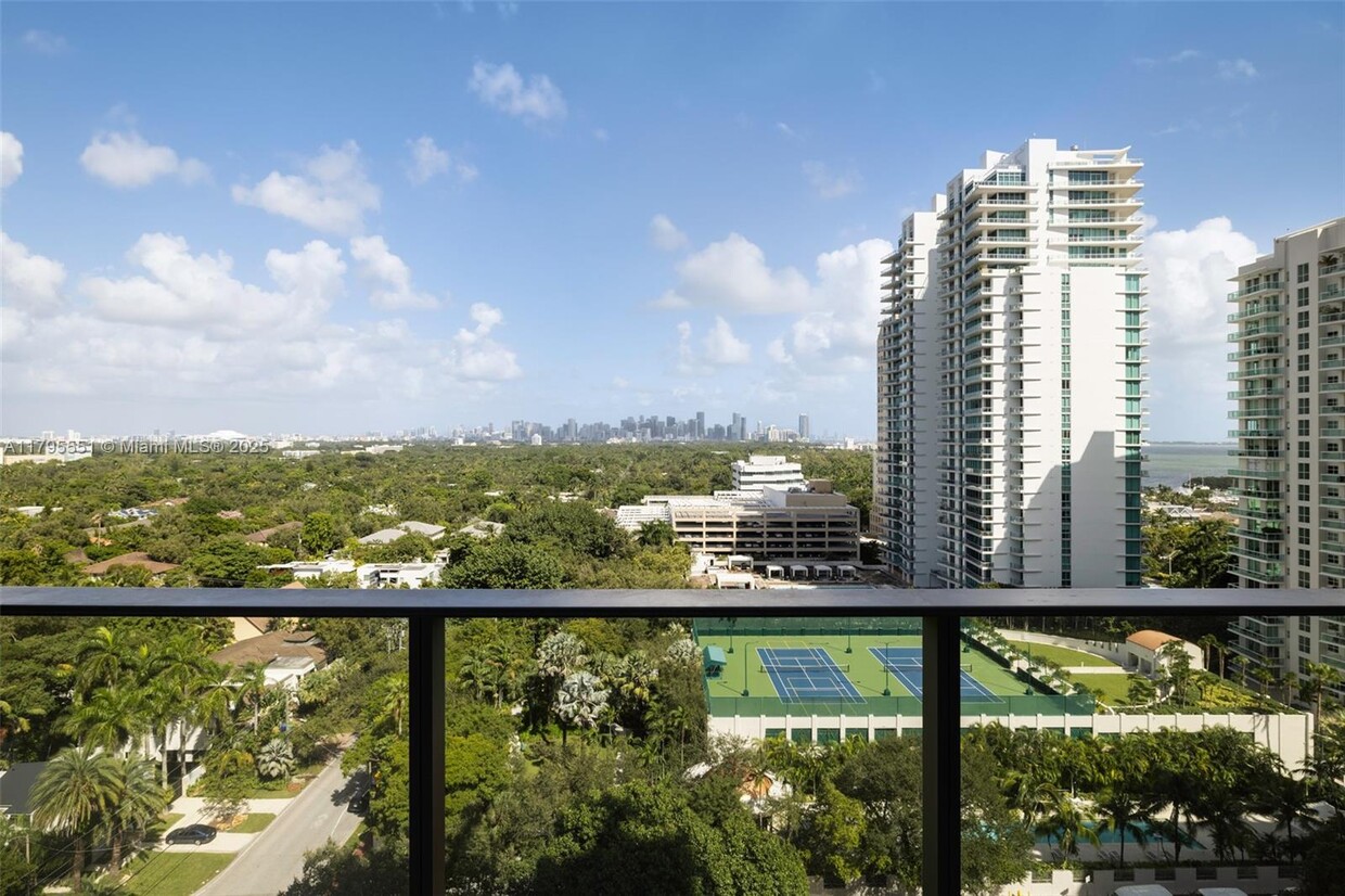 Foto principal - 2678 Tigertail Ave