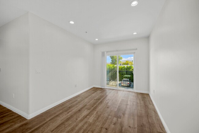 Foto del edificio - 6358 Hazeltine Ave