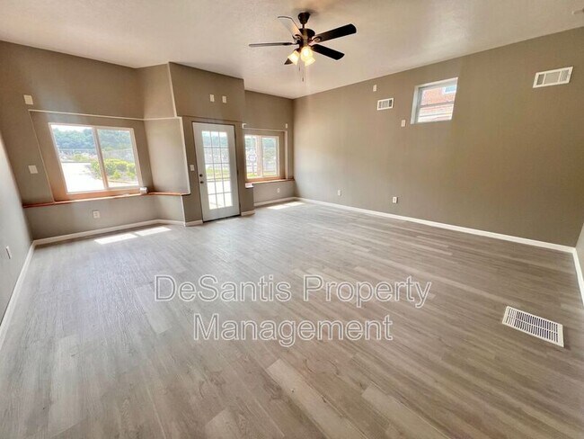 Building Photo - 1020 Duss Avenue