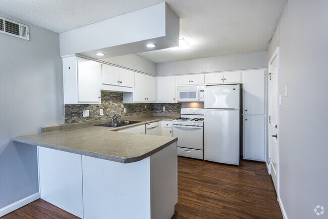 2BR, 1BA - 950SF - Kitchen - The Midtowner