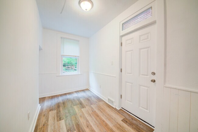 Foto del edificio - Available JUNE 2026 - Spacious 2 Bedroom Home in Mt. Washington!