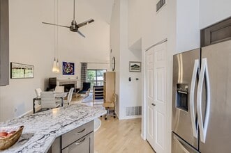 Building Photo - 565 Manhattan Dr