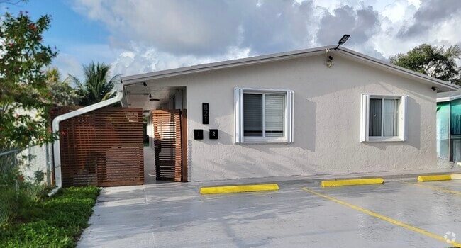 Front of Structure - 821 SW 9th St
