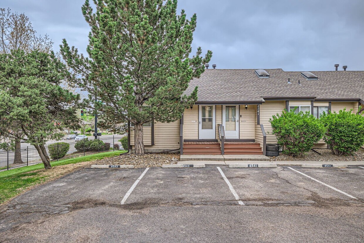 2 Bedroom, 1 1/2 Half Bath, End Unit Townhome! - 2 Bedroom, 1 1/2 Half Bath, End Unit Townhome!