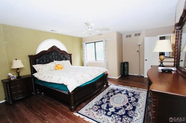 Building Photo - 587 Sayre Dr