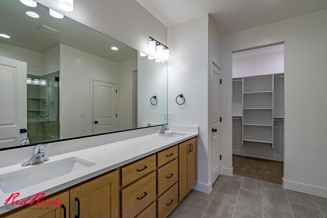 Foto del edificio - Gorgeous NEW 4 Bedroom Townhome with Pool ...