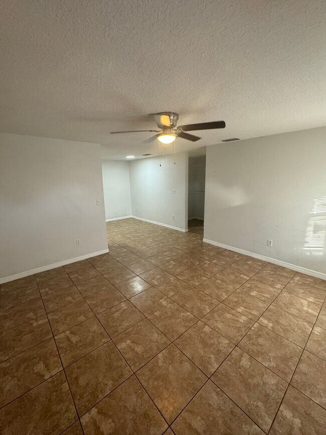 Building Photo - 820 Juanita Cir