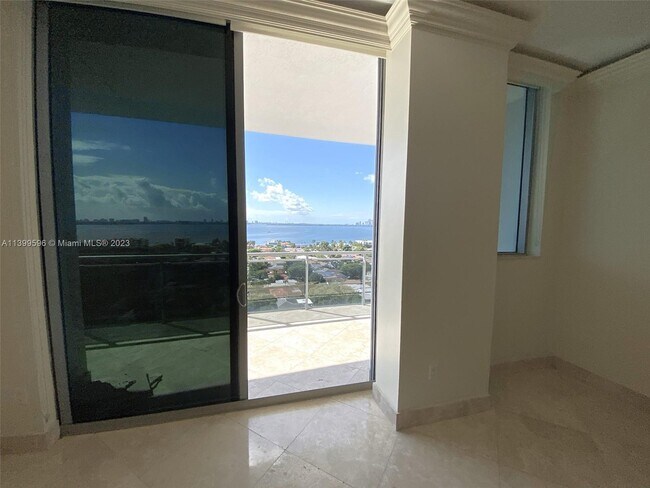 Foto del edificio - 7901 Hispanola Ave