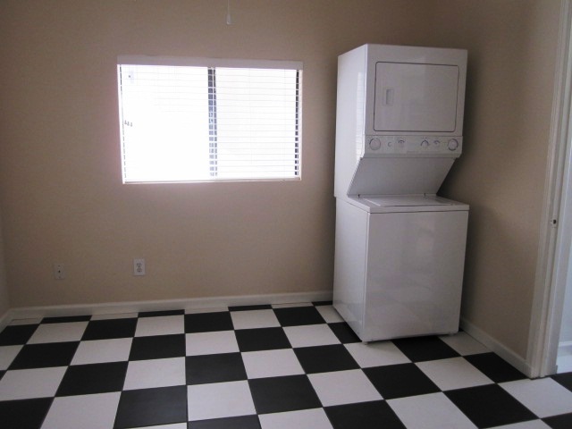 laundry room - 1012 The Strand