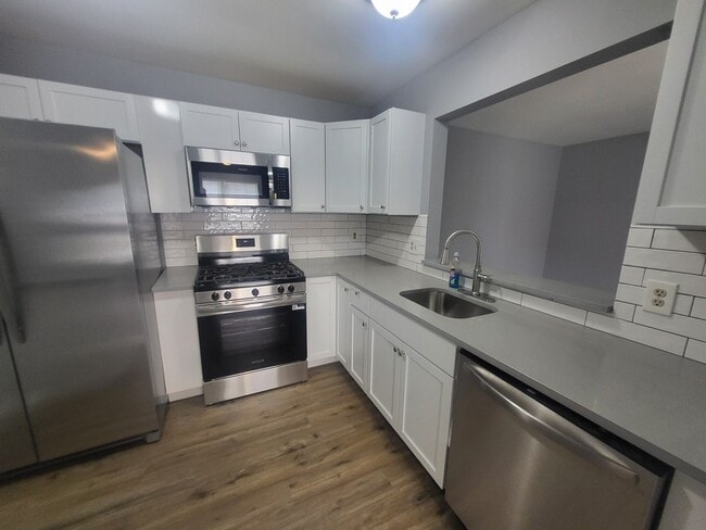 Building Photo - Wellington Woods II - 3BR/2.5BA End-Unit T...
