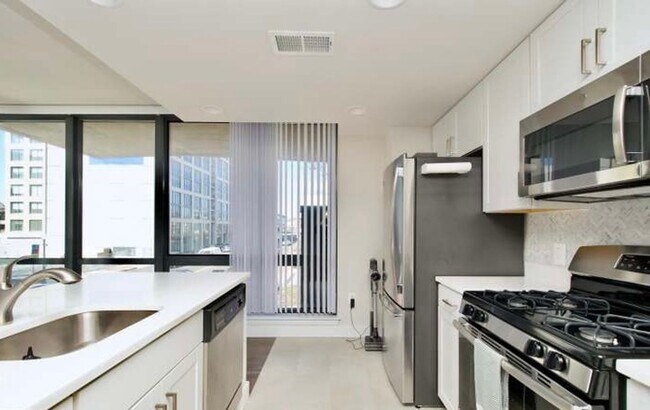 Building Photo - 2 Bedroom 2 Bathroom Modern Condo at The Lexicon, NoMa Neighborhood, Modern Appliances, Covered P...