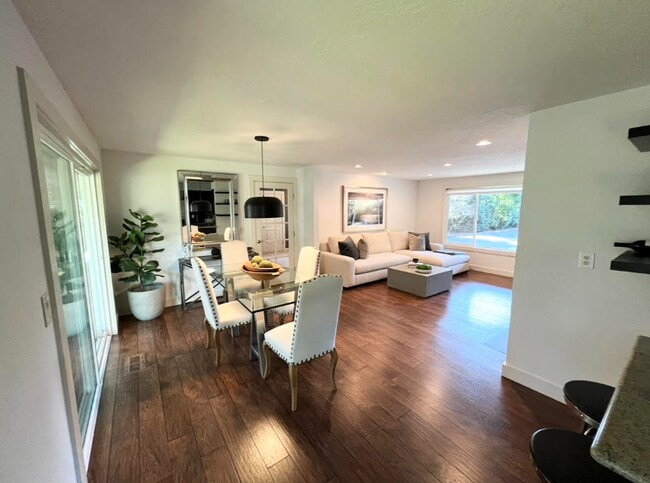 Foto del edificio - 4749 Firwood Rd
