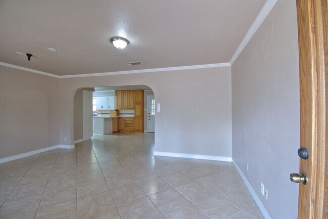Foto del edificio - Charming 3 Bed 2 Bath 2 Car Garage in Tree Shaded North Oaks