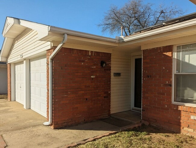 Building Photo - Spacious 4-Bed Home in Bethany with Solar Panels!