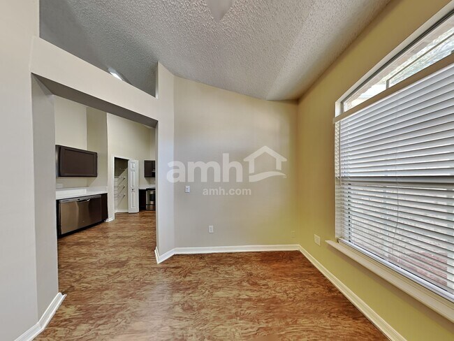 Foto del edificio - 1757 Chandelier Cir E