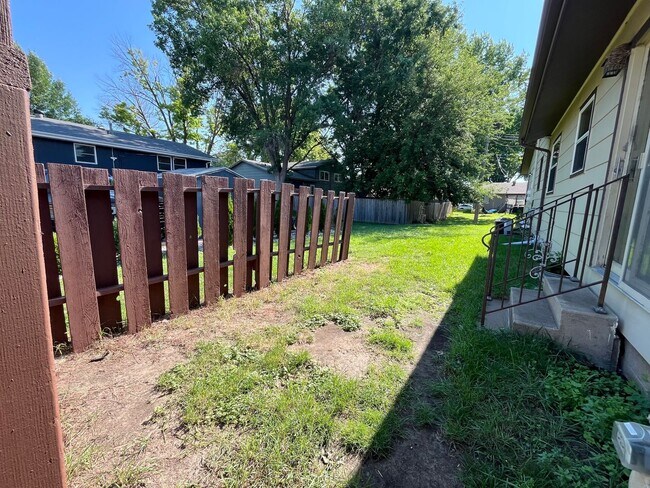 Foto del edificio - 2 Bed/1 Bath Duplex with Garage and Unfinished Basement!