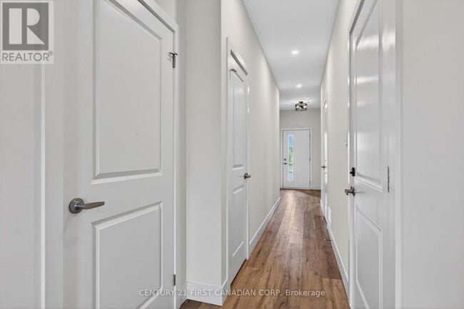 Building Photo - 1595 Capri Cres