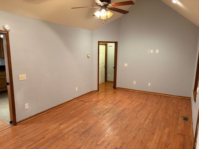 Building Photo - 3BR/2BA Home in Oak Subdivision Featuring a Large Backyard