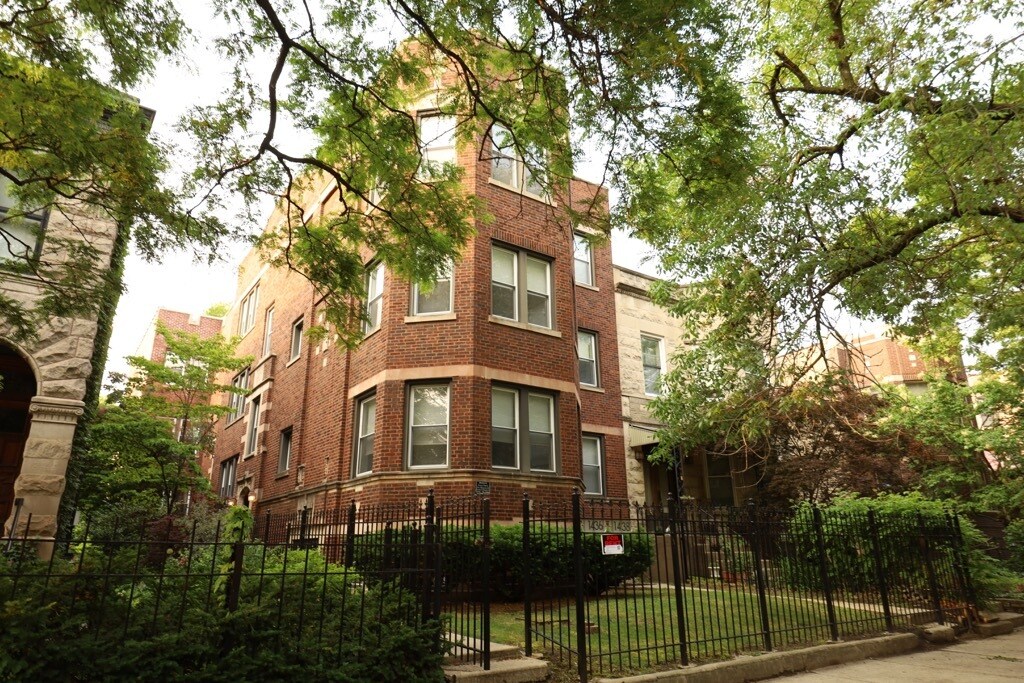 1438 W Belle Plaine Ave Unit 3, Chicago, IL 60613 Condo for Rent in