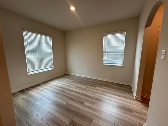 Foto del edificio - For Lease | 3 Bed, 2 Bath | 1,552 Sq Ft | ...