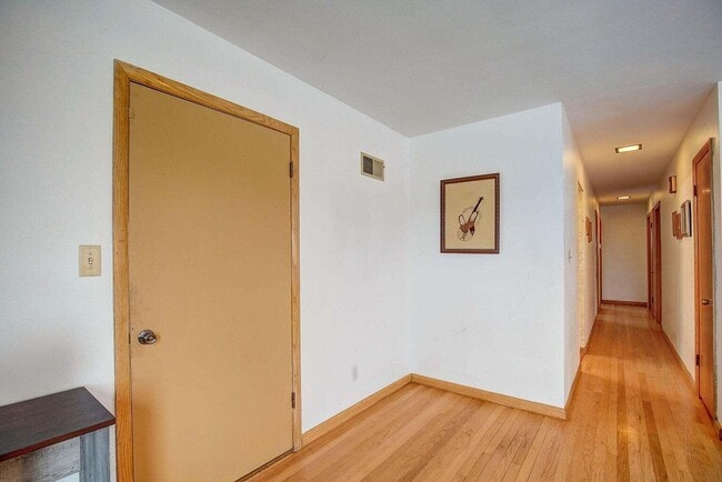 Building Photo - 3006 W Ruskin St