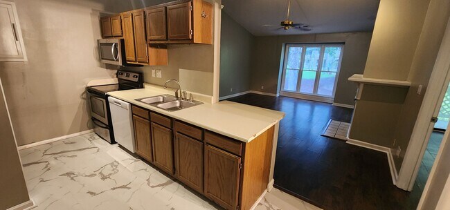 Building Photo - APARTMENT 1BR/1BA
