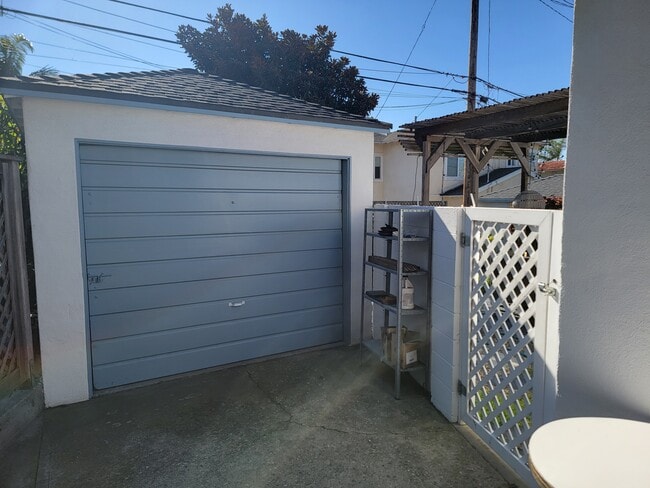 Building Photo - 408 Miramar Dr