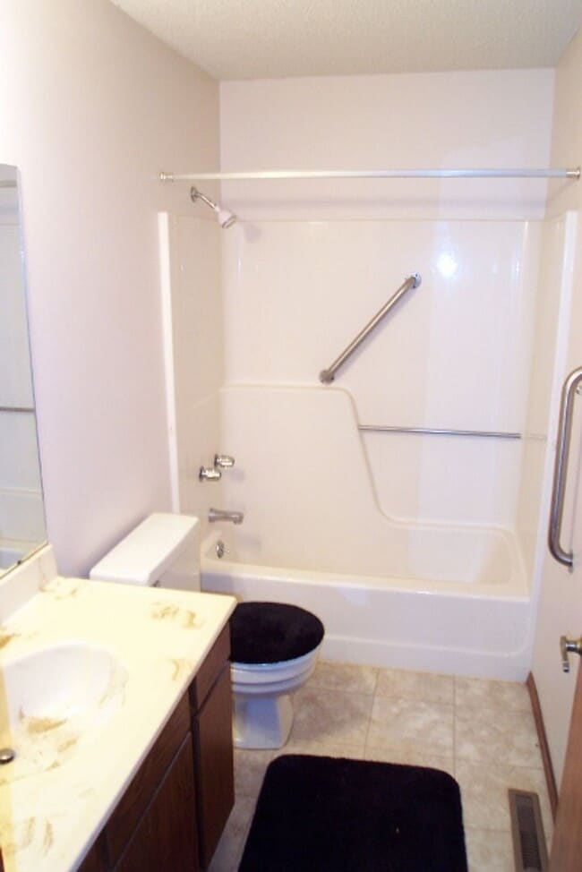 Foto del edificio - 7011-13 W. Oneil