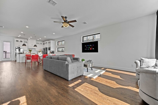 Foto del edificio - 516 Secretariat Dr