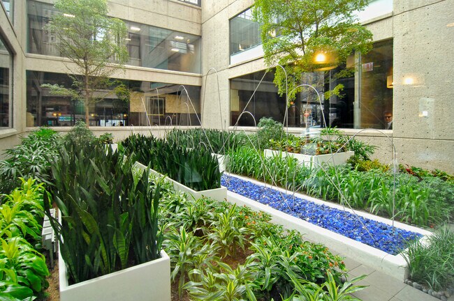 Foto del edificio - 1030 N State St