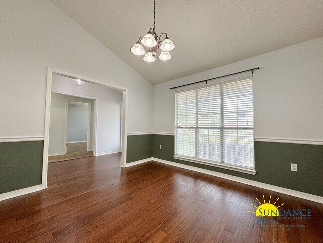 Building Photo - Stunning South Crestview Home with many Cu...