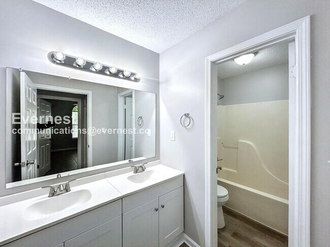 Foto del edificio - 6772 Kirkland Cove