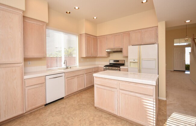 Building Photo - Beautiful Spacious 3BR/2.5BA Located in th...