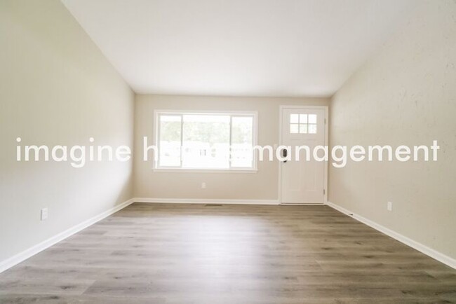Building Photo - 9248 Cranbrook Dr