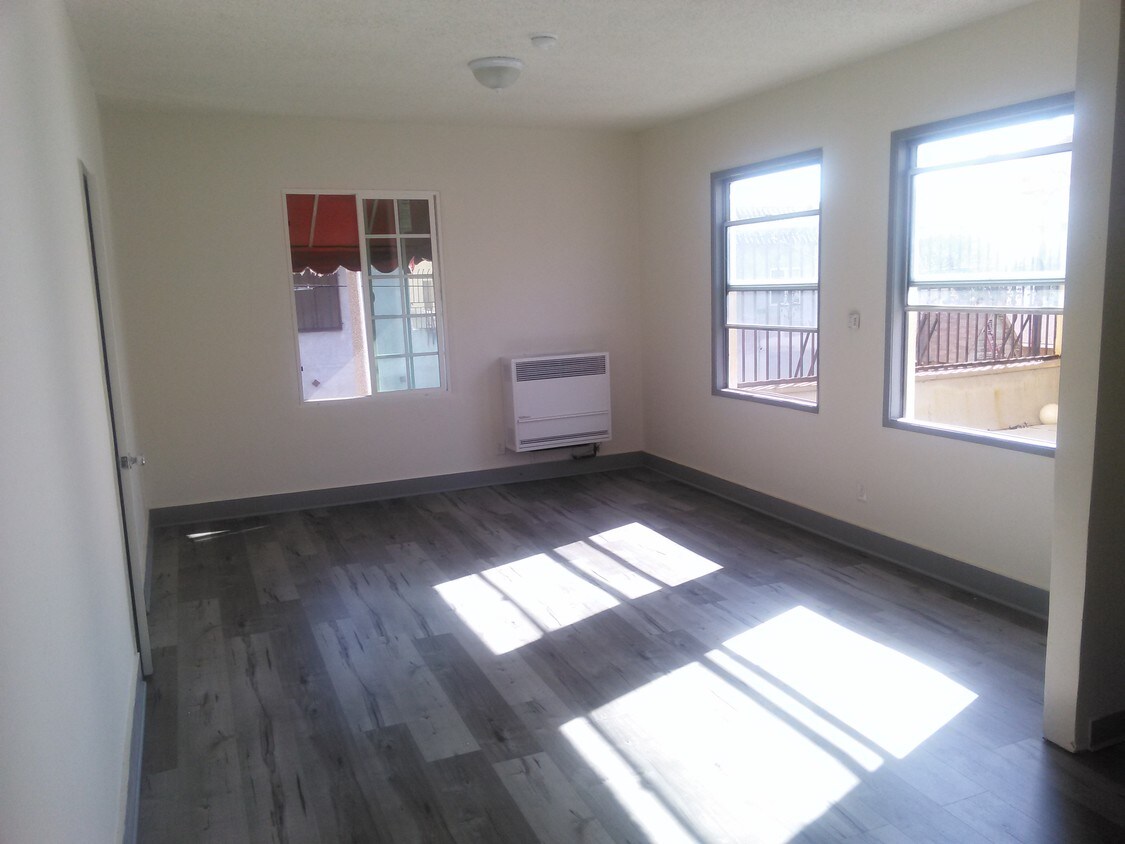 Foto principal - 5937 S Avalon Blvd