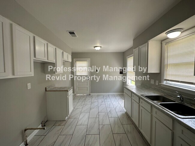 Foto del edificio - 3 Bedroom home in 38127