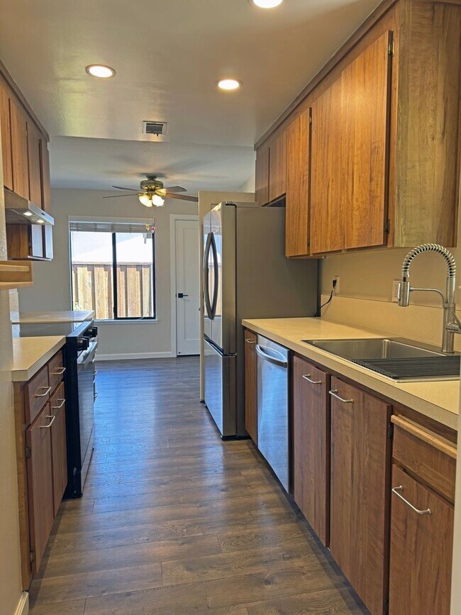 Foto del edificio - Beautiful Updated 3 Bedroom, 2 Bathroom Sa...