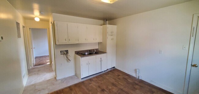 Building Photo - 2 Bedroom Apartment!