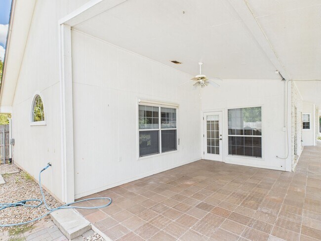 Building Photo - Corner Lot Garden Home
