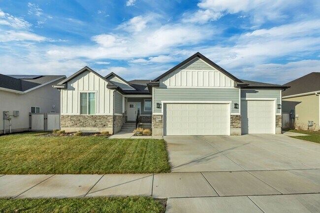 Building Photo - 2504 S Sunset Wy