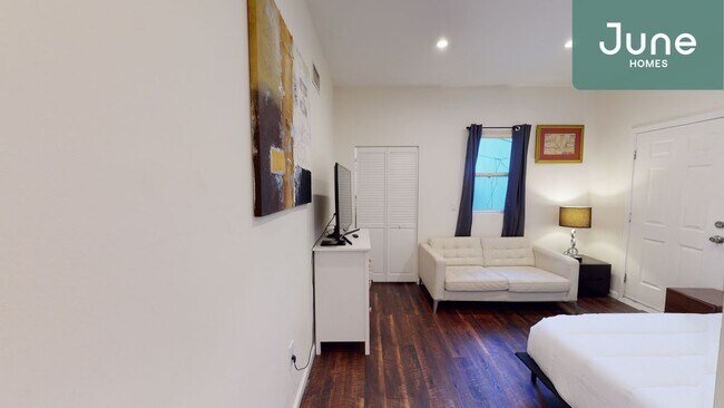Building Photo - Full room in 10-bed/9.0-bath Home