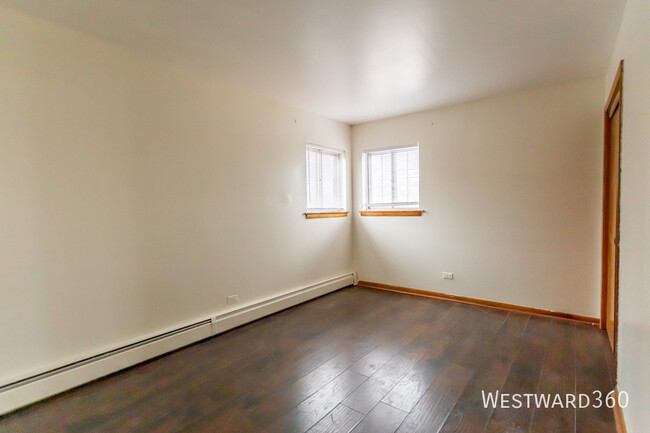 Building Photo - charming 2-bedroom, 1-bathroom apartment i...