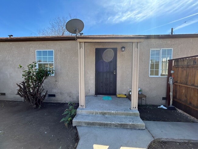 Building Photo - PRICE REDUCTION!! Cozy 2 Bedroom, 1 Bathro...