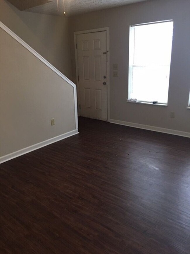 Foto del edificio - Knoxville 37920 - 2 bedroom, 1.5 bath town...