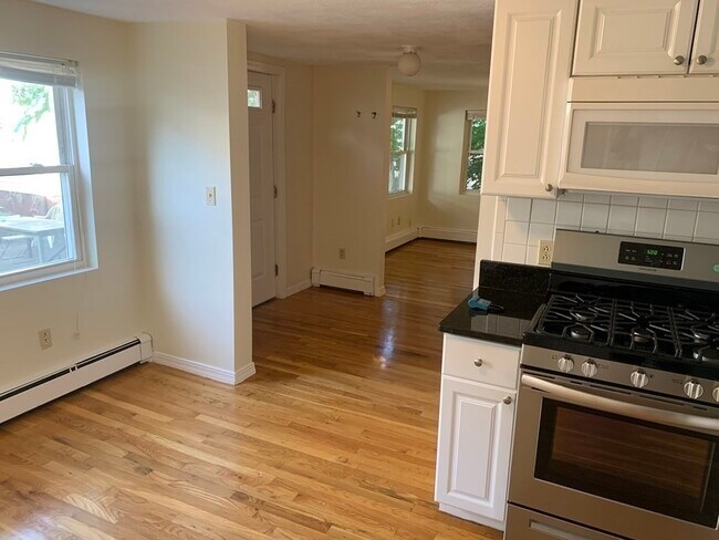 Building Photo - 146 Thorndike St