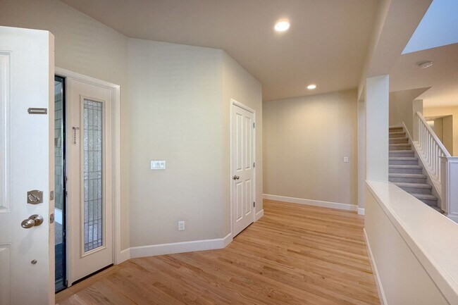 Building Photo - 5Bd/2.75Ba Sammamish Home