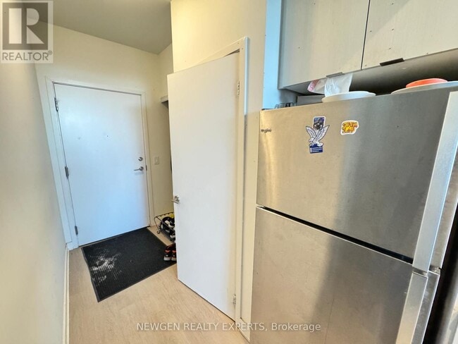 Building Photo - 859 The Queensway