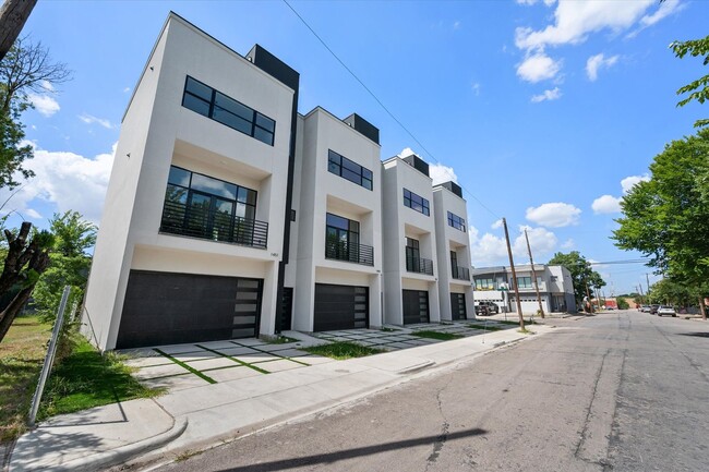 Building Photo - Spacious Townhouse in Dallas
