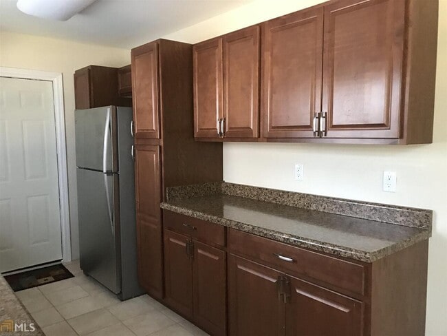 Building Photo - 131 Pineview Dr